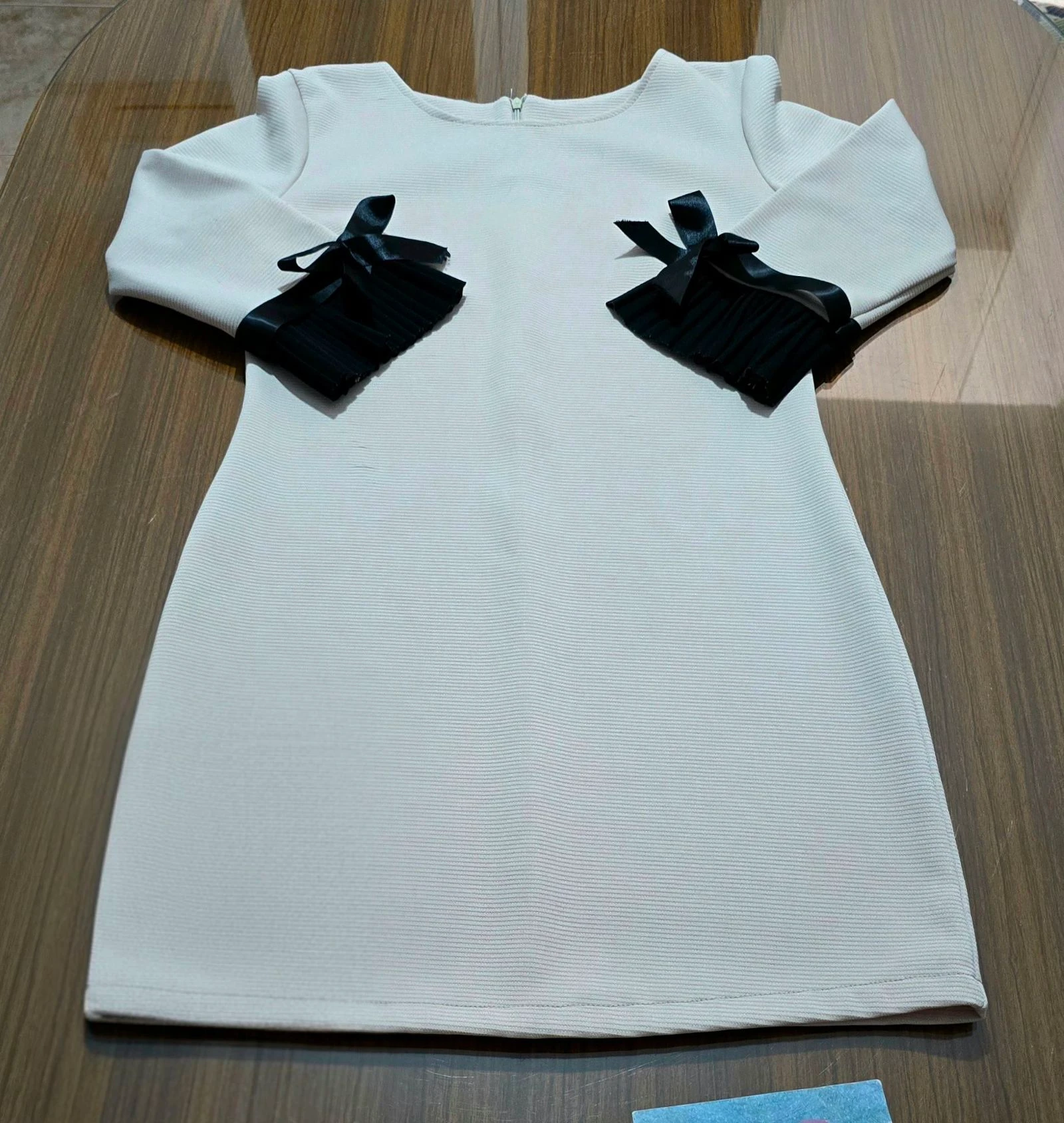 Robe beige avec des poignets plissés noirs – photo 3